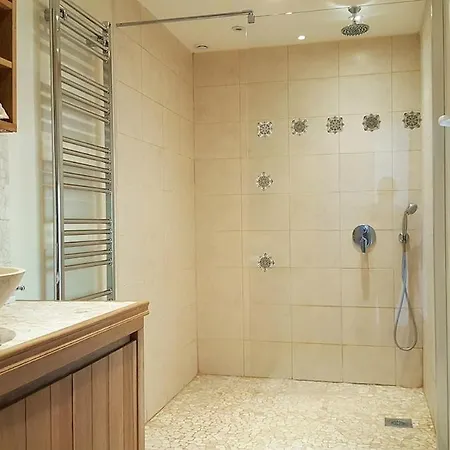 With Swimming Pool Ferienhaus Carqueiranne